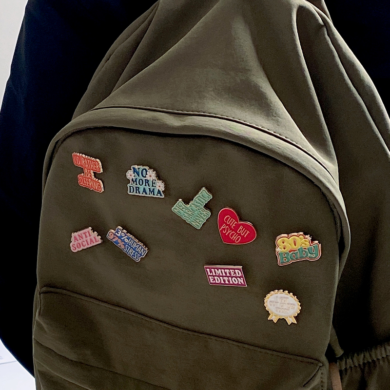 でもエナメルピンは私を？ 皮肉ですか？ Never 80s ベビードラマ ブローチ ラペルバッジ 面白い Quetes ジュエリー 友人へのギフト 今週は金曜日ですか