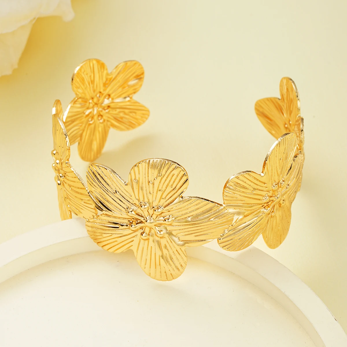 Braccialetti con apertura regolabile con fiori di alta qualità per le donne Braccialetti larghi con polsino largo color oro geometrico Gioielli per feste di nozze di moda