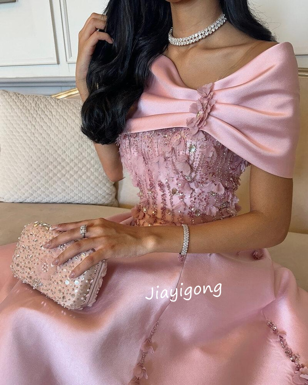 Maßgeschneiderte, elegante, charmeusefarbene, mit Pailletten besetzte, schulterfreie A-Linien-Midikleider, maßgeschneiderter Anlass im chinesischen Stil