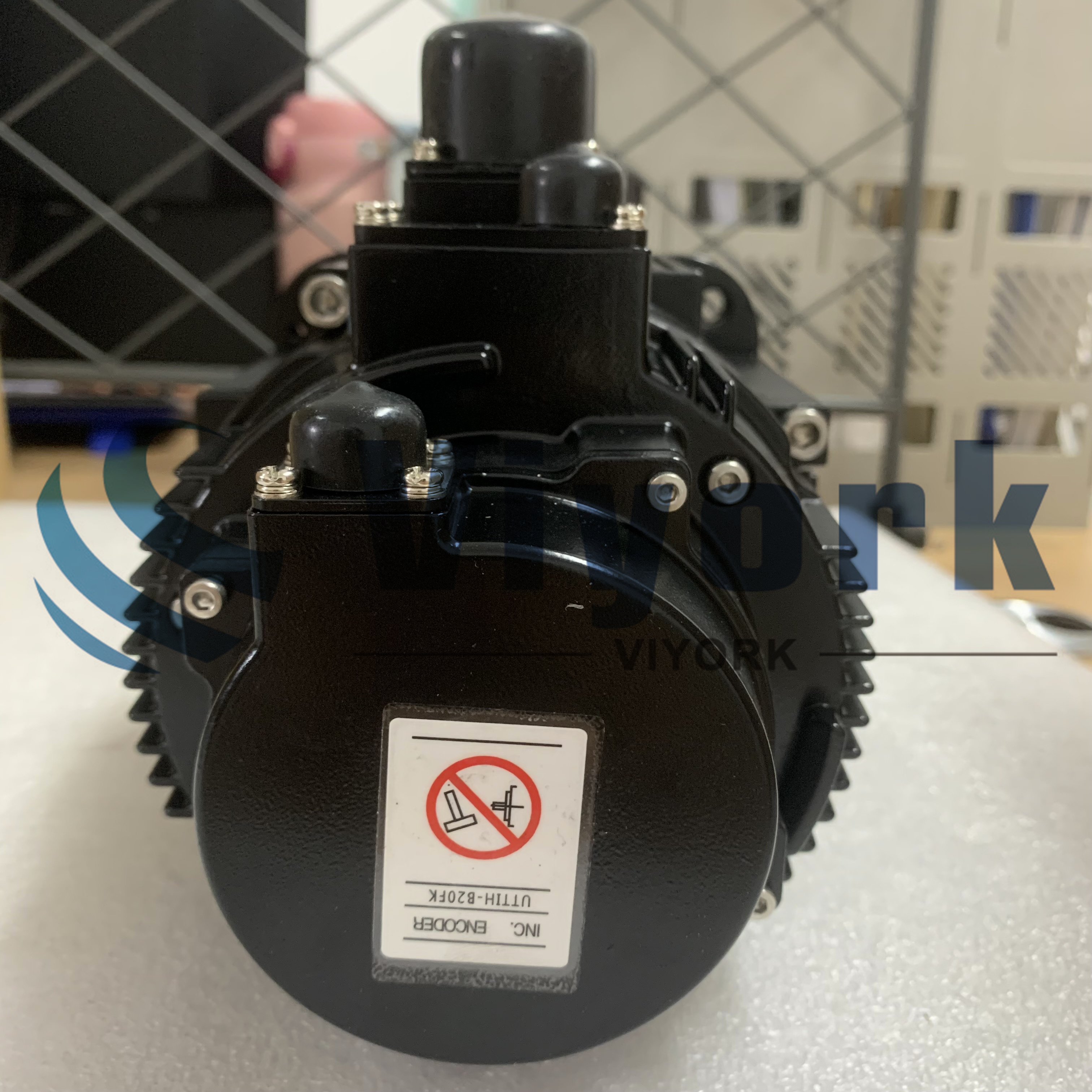 SGMGV-13DDA2D AC SERVO MOTOR 1500RPM 400V 1300W 8.34N.M 5.4A NOVO