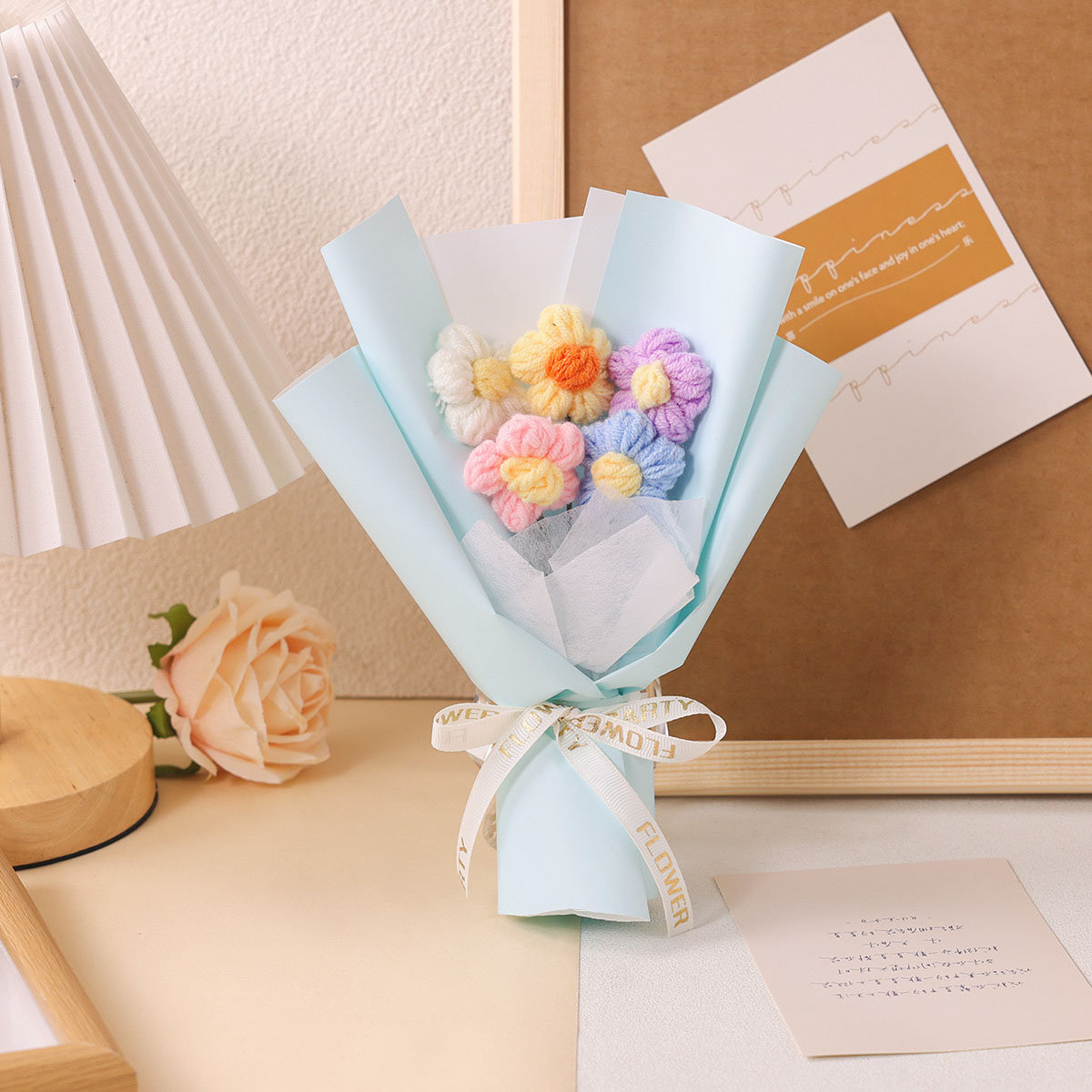 Creatief mini gebreid bloemboeket, wollen bloemboeket, bloemendecoratie