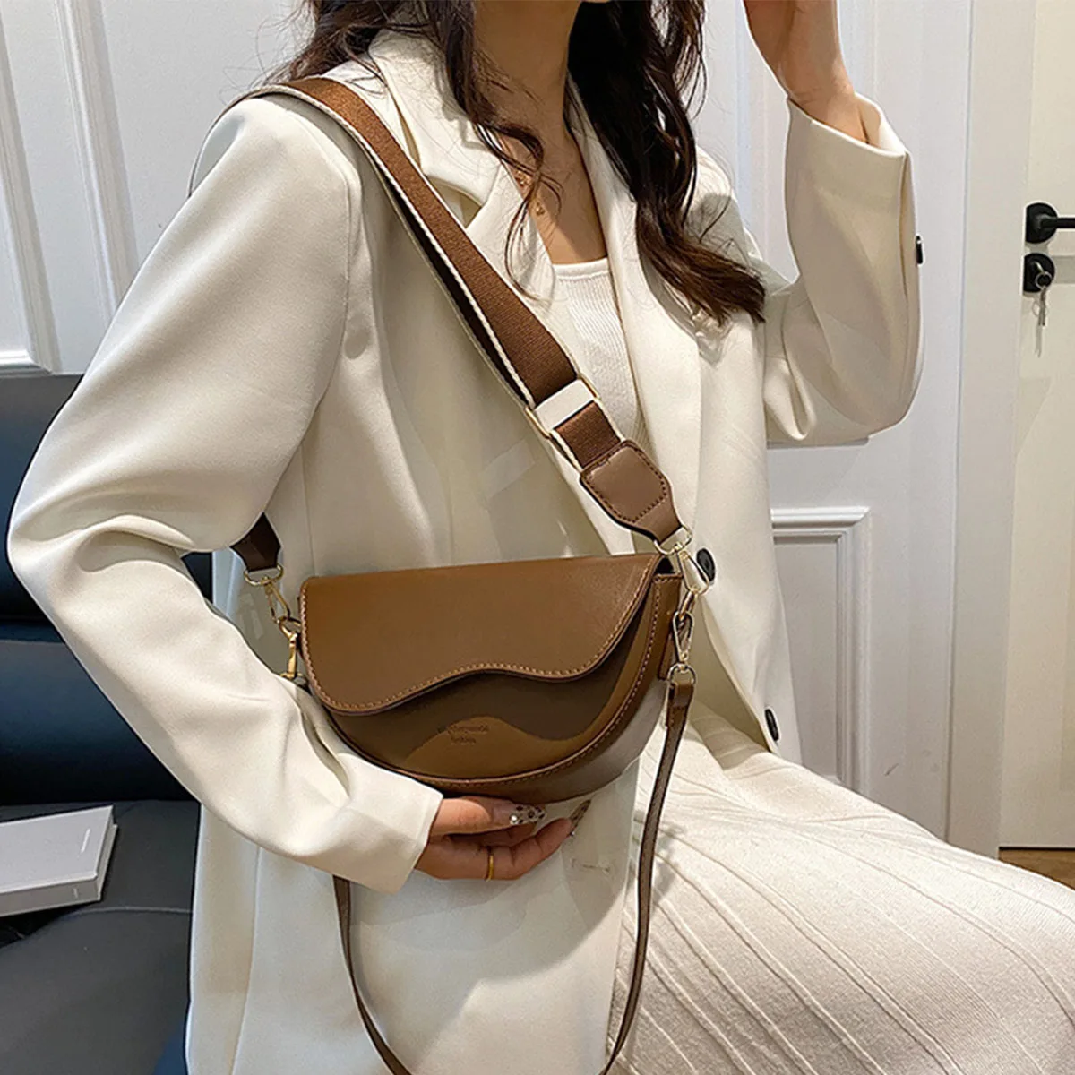 Damska torebka crossbody w stylu minimalistycznym, modna torebka pod pachę, trendy torebka na ramię dla kobiet.