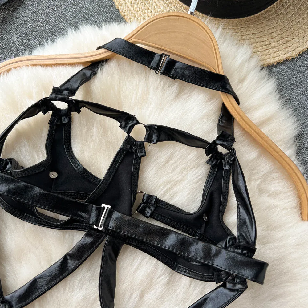 女性のためのPUフェイクレザーボディスーツ、中空アウト、エロティックなコスプレコスチューム、ワンピースキャットスーツ、ロンパース、スーツ、ファッション、セクシー、組み合わせ