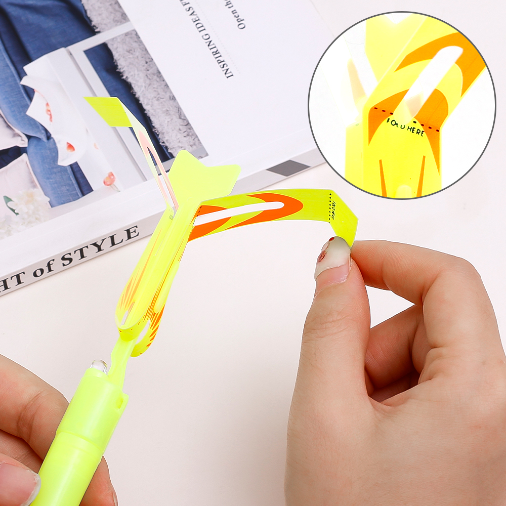 Lotes apito redondo espada voadora brinquedos led azul/flash borracha estilingue catapulta brinquedo das crianças mini máquina voadora brinquedo presentes