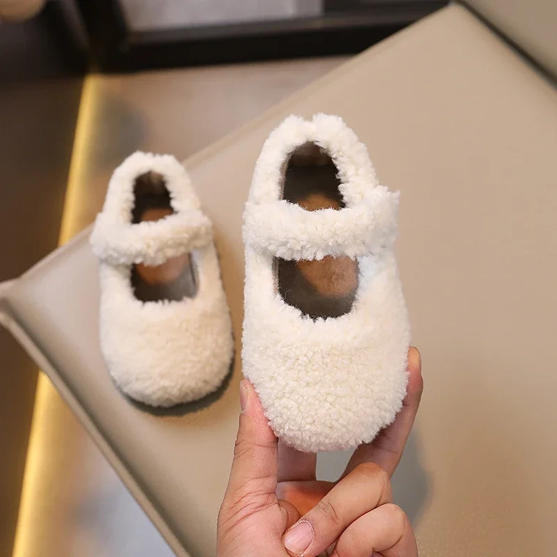 รองเท้า Flat5สำหรับเด็ก, ใหม่ฤดูหนาวรองเท้าลำลองขนเฟอร์กันหนาวน้ำหนักเบาใส่สบายกันลื่น2024เด็กหญิงเด็กชายใส่สบาย