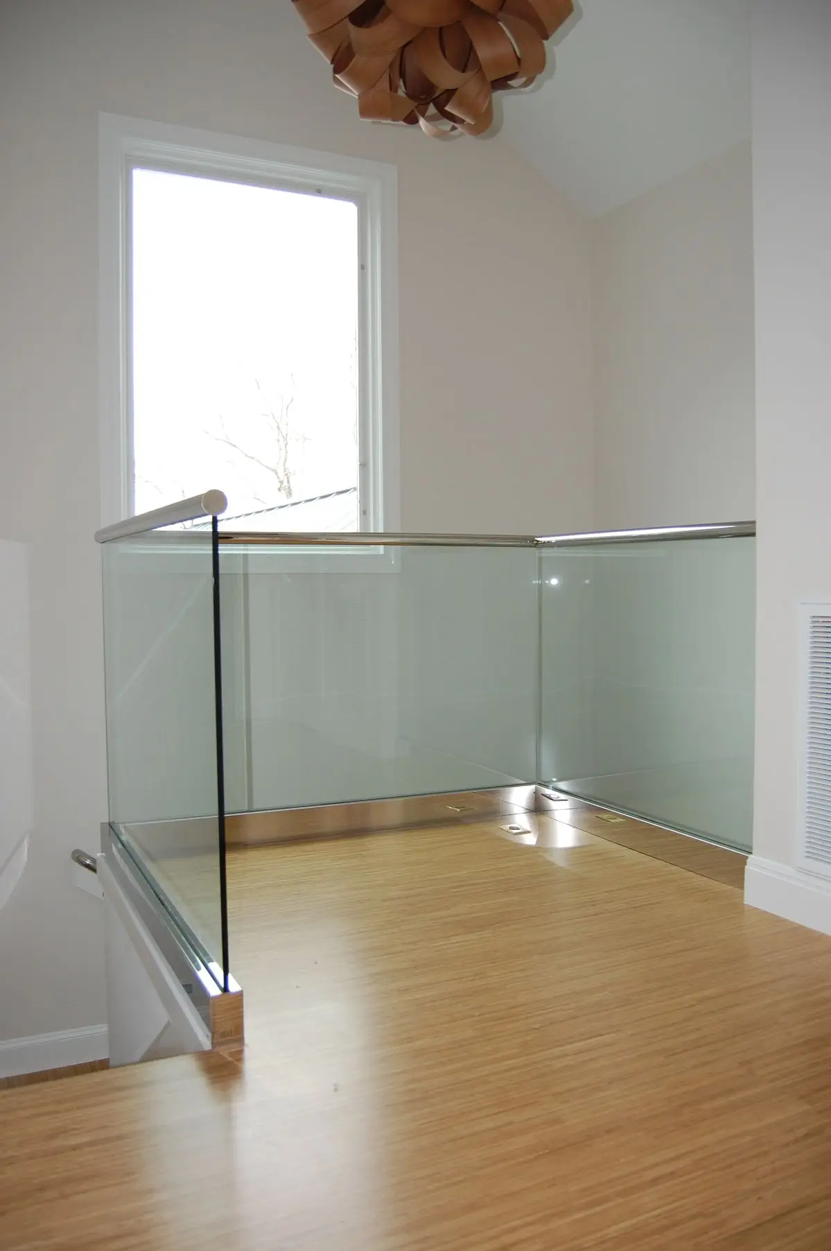 Bezramowe aluminiowe balustrady szklane na zewnątrz, szklane balustrady z temperowanego szkła w kształcie litery U do balkonów, ogrodzeń, poręczy i balustrad.