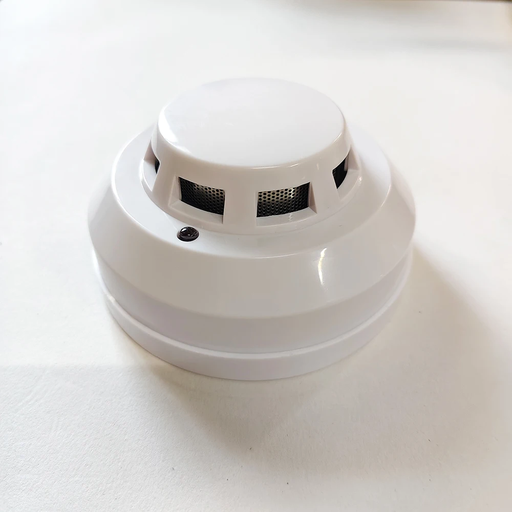 DC12V-24V แรงดันไฟฟ้าแบบมีสายในร่มเครื่องส่งสัญญาณควันรวบรวมเครื่องตรวจจับควัน ALARM SENSOR Stand Alone สําหรับ GSM ALARM System