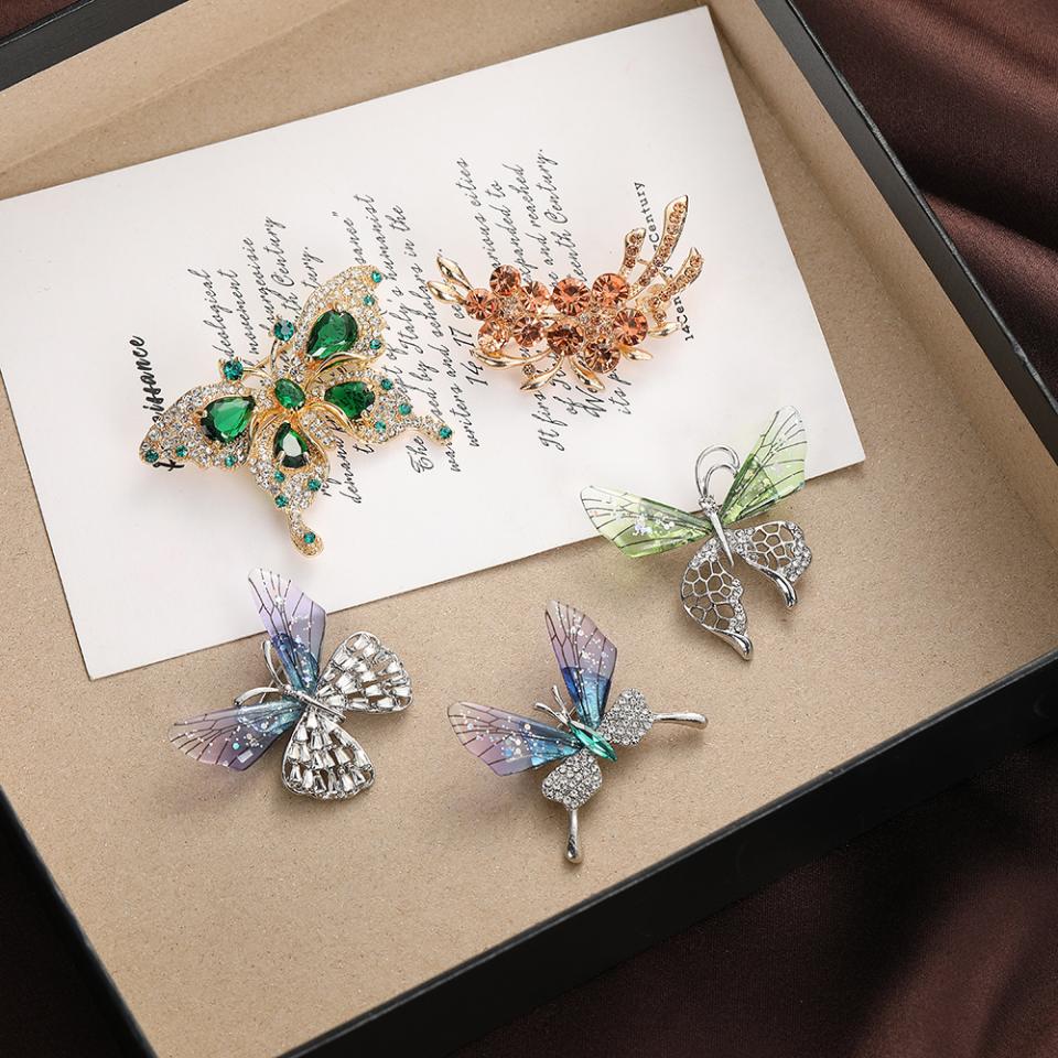 UILZ encantador mariposa broche de abeja para las mujeres brillante strass perla animal insecto solapa pin abrigo de boda regalo de joyería