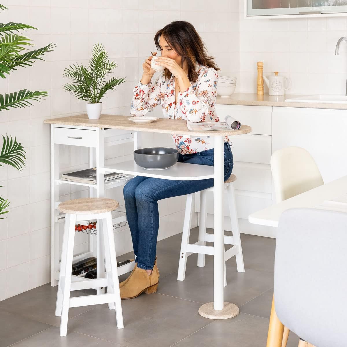 Conjunto de Mesa Alta y 2 taburetes con 1 cajón, 2 estantes, Cesta extraíble y botellero para Cocina de Madera Blanco y Natural