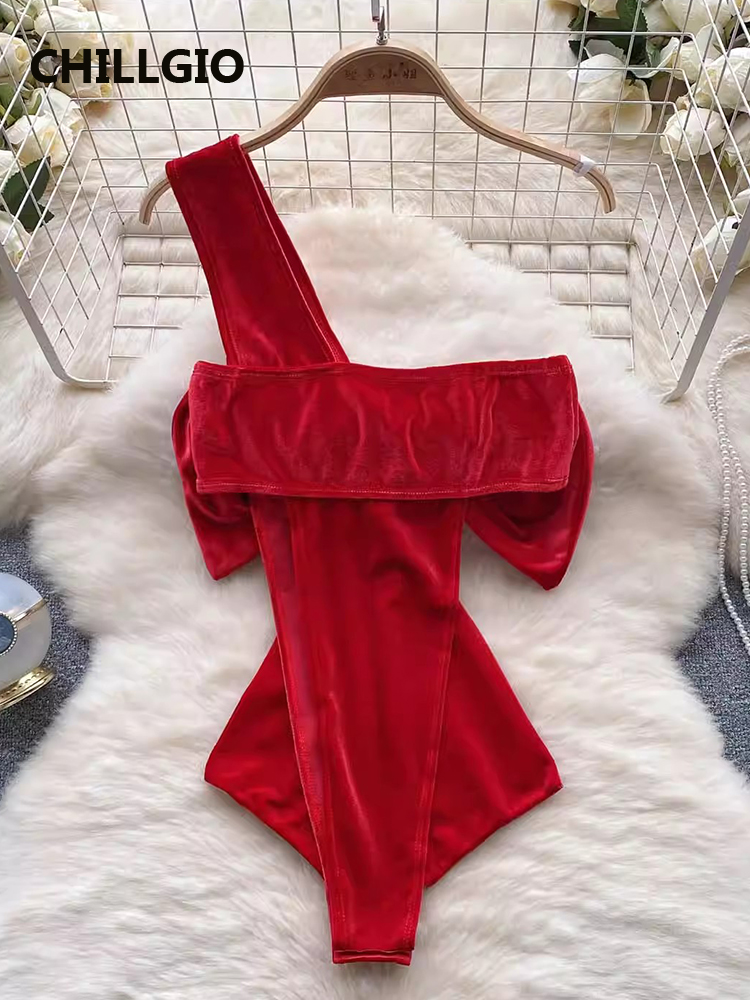 Chillgio Frauen Weihnachten Velours Riemchen Stram pler Mode Bogen eng eine Schulter Catsuit sexy solide einteilige Kombination Bodysuit