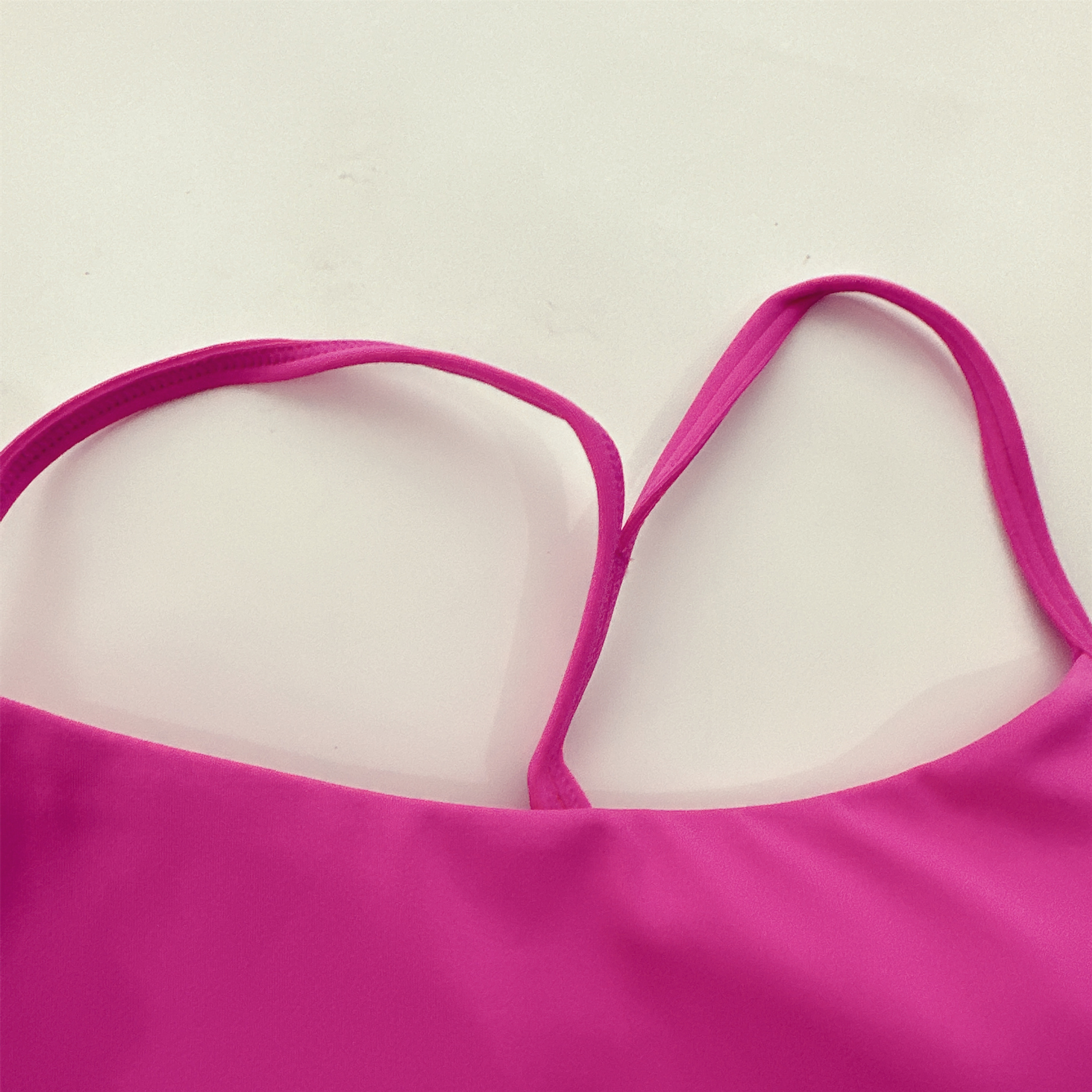 Sujetador deportivo con tirantes en Y para mujer, Top de alta resistencia para entrenamiento integral, ropa interior de Yoga y gimnasio con almohadilla para el pecho, Color sólido