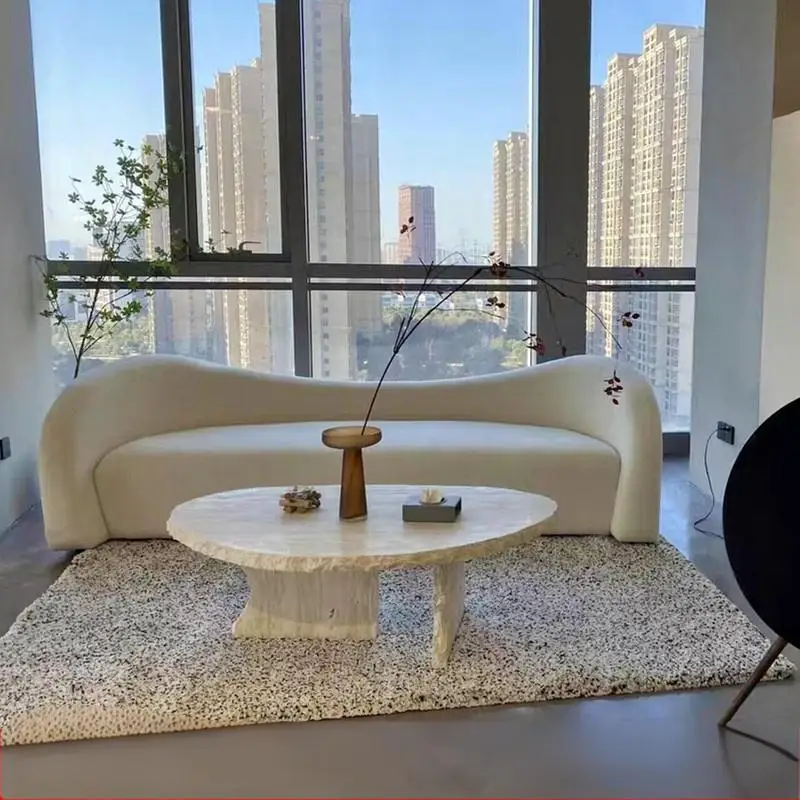 "Table de centro de luxo nórdico – tampo de travertino rachado com base de mármore, peça central personalizada para sala de estar em pequeno espaço"