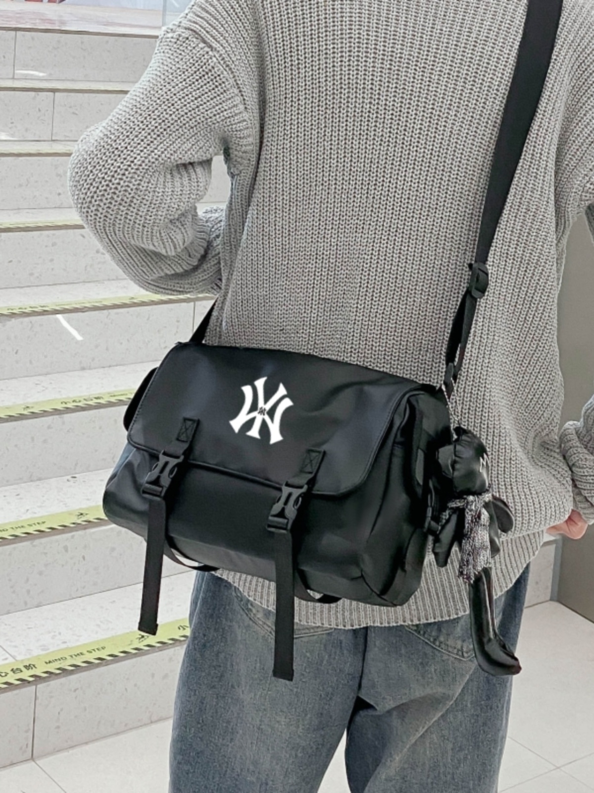 Casual Spor Crossbody Bag for Men And Women Travel Universal Messenger Bag Trendy Nylon Fabric Large Size Zipper Closure