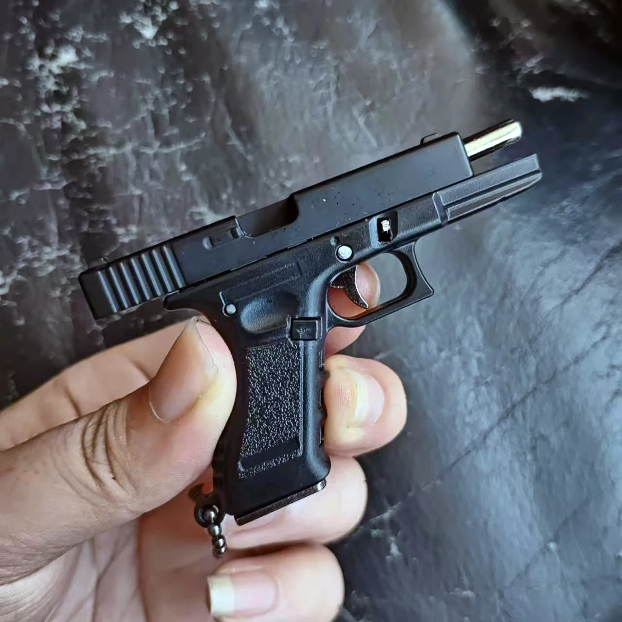1:3 G17 권총 모델 금속 미니 장난감 총 분리형 DIY 반 합금 키 체인 펜던트 장식품 어린이 장난감