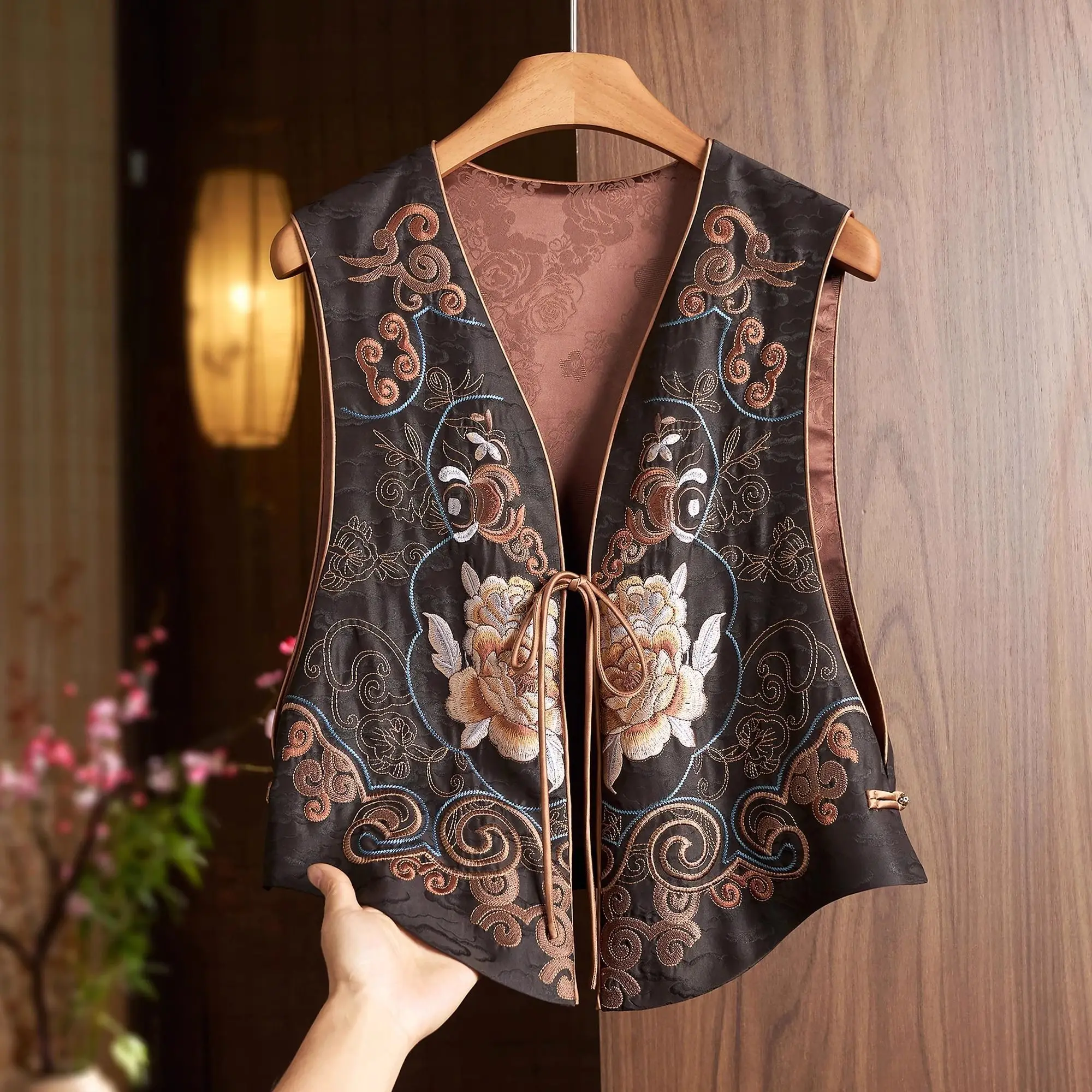 Satin-Seidenweste-Jacke für Damen, Frühling 2022, neuer V-Ausschnitt im chinesischen Stil, Stickerei-Top, Damenmode-Oberbekleidung