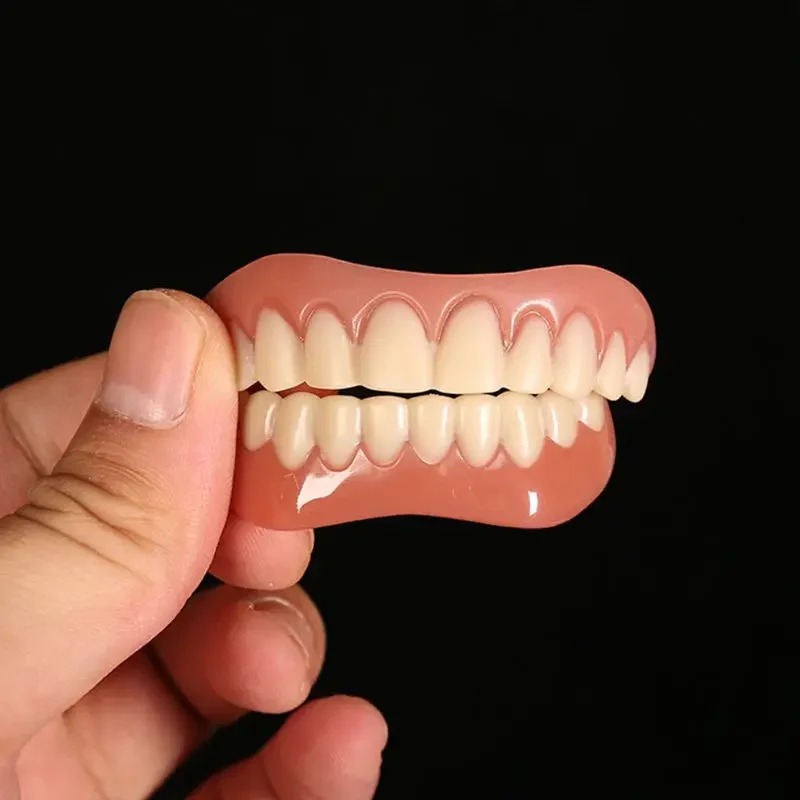 Cómodos dientes postizos sonrientes con relleno de pegamento para dientes, carillas superiores e inferiores desechables, maquillaje de dientes, diente falso temporal
