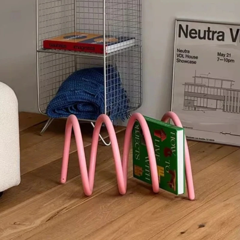 Creative สปริงโหลดหมุนชั้นวางหนังสือ INS Aesthetic Desktop Organizer โลหะผู้ถือหนังสือสํานักงาน Home นิตยสาร Display Rack