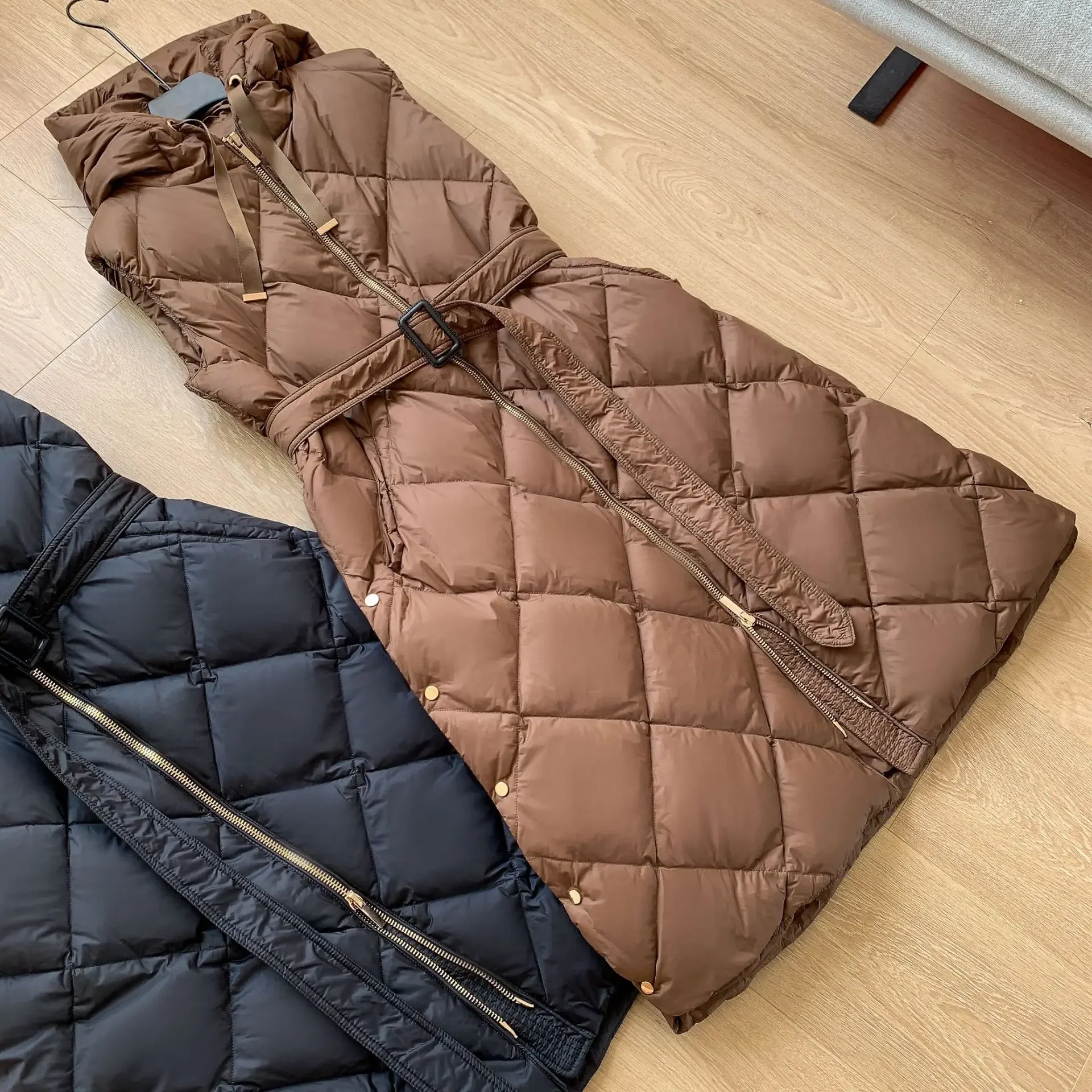 ロングフード付き 90% ホワイトダックダウンベスト女性の冬 2024 ファッションノースリーブフグジャケットベルト女性の秋暖かいチョッキ