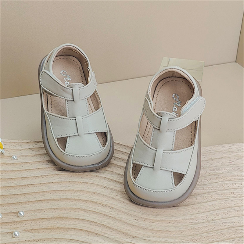 2024 nuevos zapatos de bebé de verano recortes de cuero sandalias de suela suave para niños punta cerrada sandalias antideslizantes de moda para niñas pequeñas EU 15-25