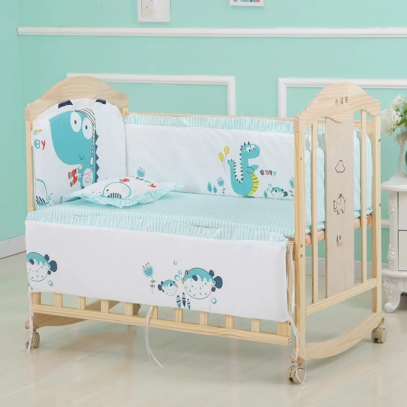 6 ชิ้น Mickey Mouse ชุดเครื่องนอนเด็กสําหรับชายหญิงหรูหราชุดเนอสเซอรี่ Cot ชุดตกแต่งห้อง (4 กันชน + ที่นอน + หมอน)