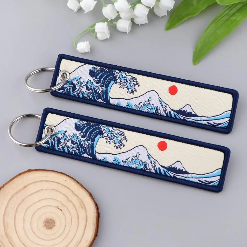 คลื่นญี่ปุ่นภาพวาดเย็บปักถักร้อย Key Fobs กระเป๋าเป้สะพายหลัง Key Tags รถจักรยานยนต์พวงกุญแจ Keyrings คอสเพลย์อุปกรณ์เสริมของขวัญ 1 ชิ้น