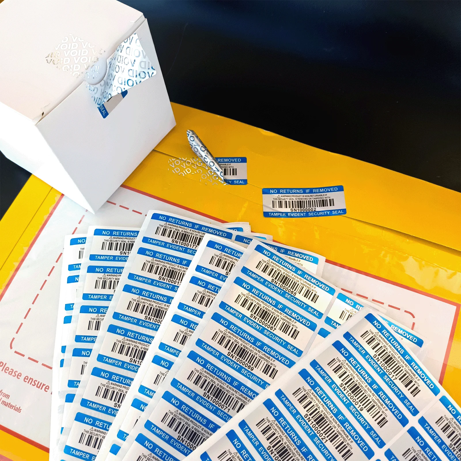 Adesivi vuoti con garanzia del codice a barre Etichette di sicurezza PET argento mute con etichette sigillanti inviolabilità impermeabili con numero di serie