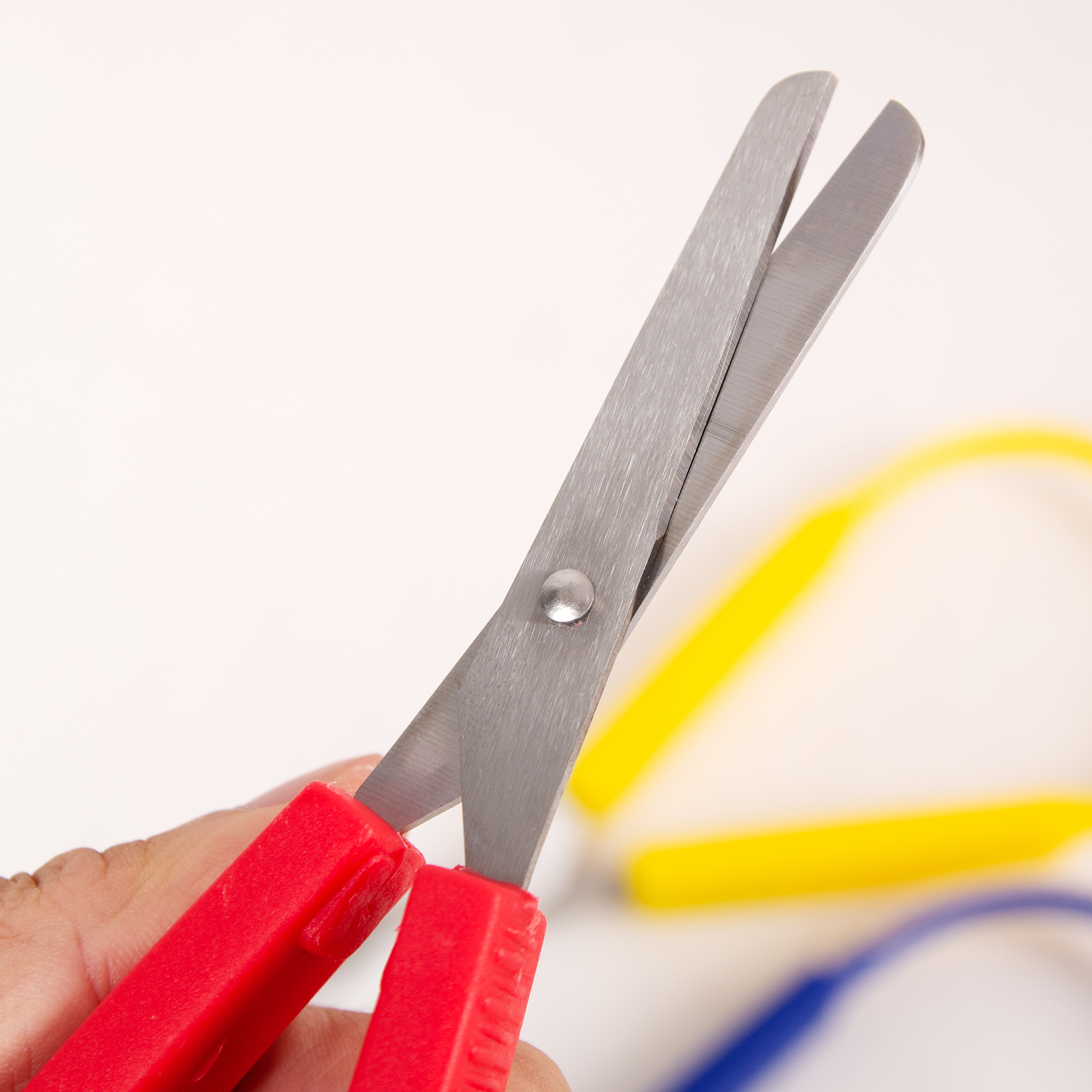 2022ใหม่ Mini ห่วงเหล็กสแตนเลสกรรไกร Adaptive การออกแบบที่มีสีสัน Grip Scissor DIY Art Craft เครื่องมือตัด Tijeras Circulares