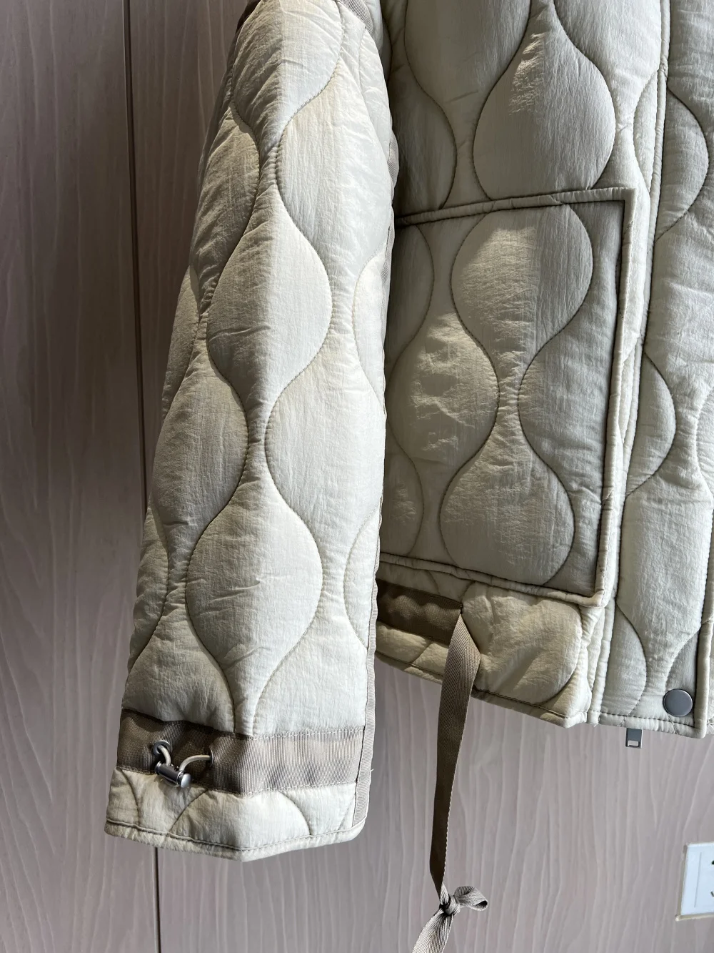 Casaco acolchoado para mulheres ETJ 2025 JACKET QUILTED COM TIES novo bege cordão gola alta bolso clipe jaqueta de algodão para mulheres