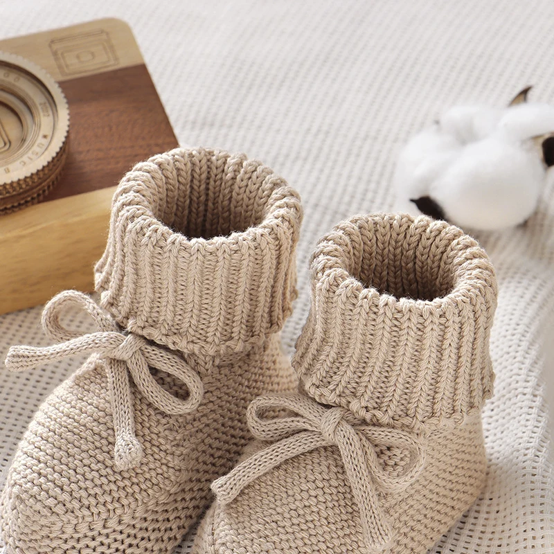 Zapatos de bebé de punto de algodón para recién nacido, botas para niña y niño, zapatos de cama sin cordones cálidos y sólidos a la moda, calzado hecho a mano de 0 a 18M