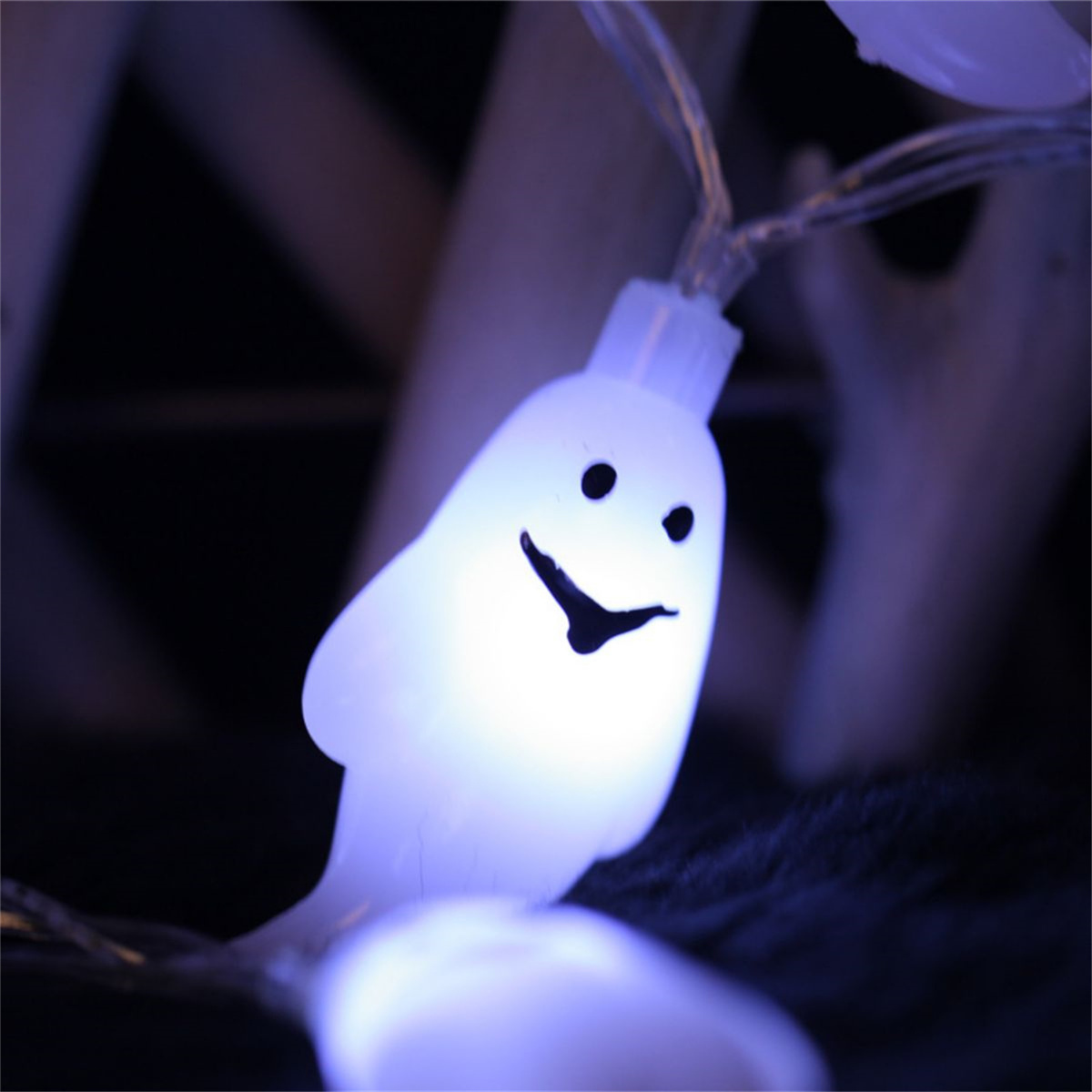 LED Halloween ghost light string party decoration, ghosts flashing and lively atmosphere full of energy
