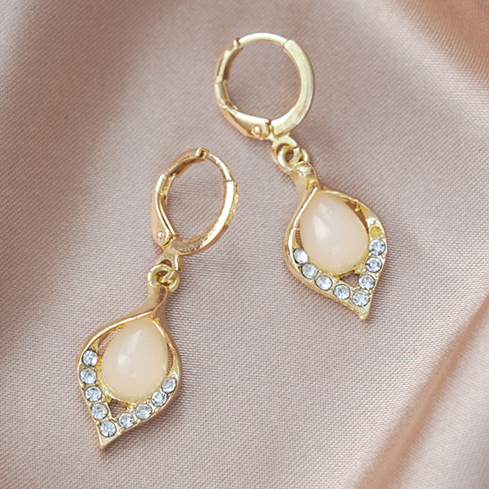 Pendientes Yupsk de moda coreana con forma de lágrima de piedra de ojo de gato verde para mujer, pendientes de Color dorado con temperamento, joyería de fiesta al por mayor