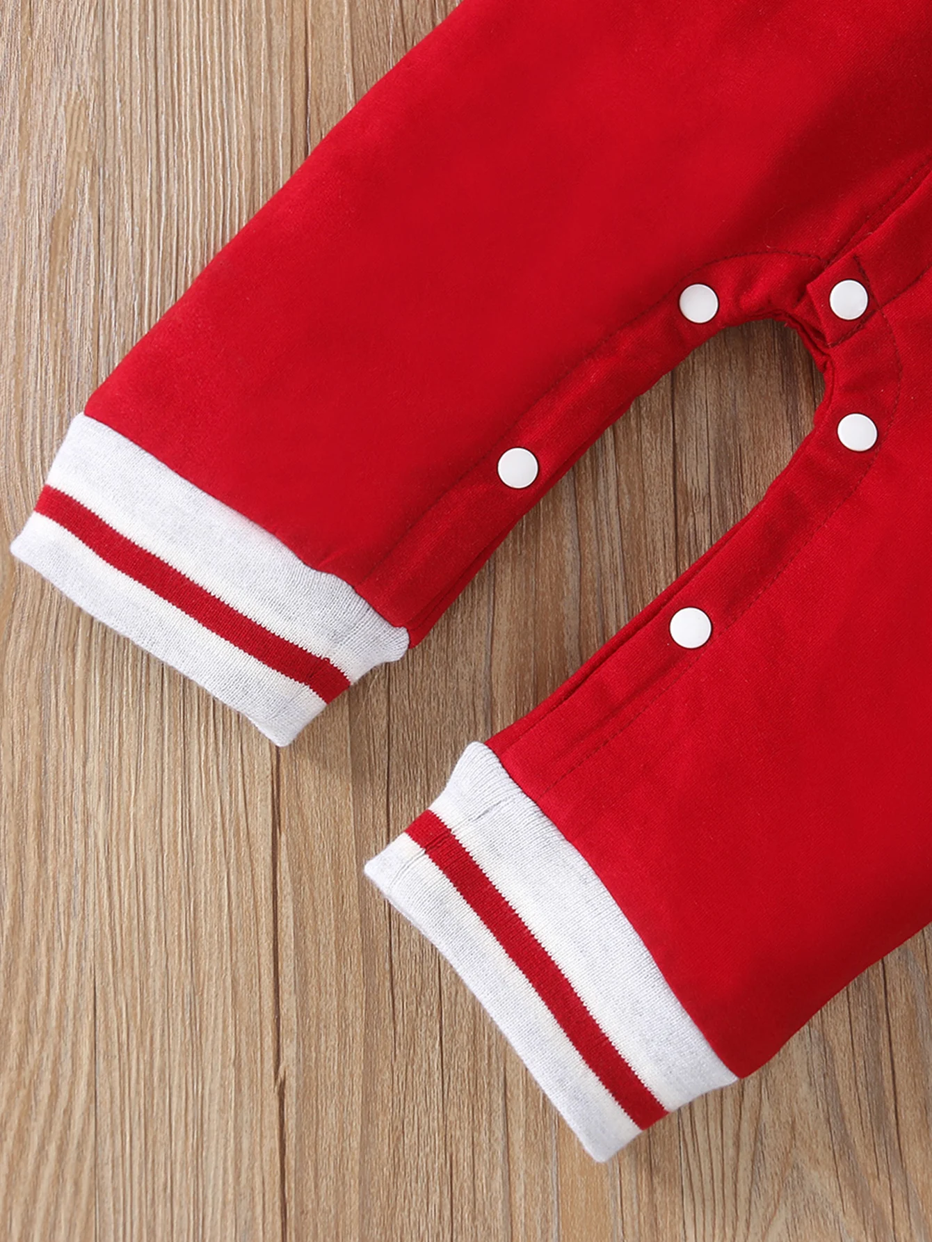Tuta da neonato carina e personalizzata con collo rotondo a maniche lunghe stampata con lettere alla moda