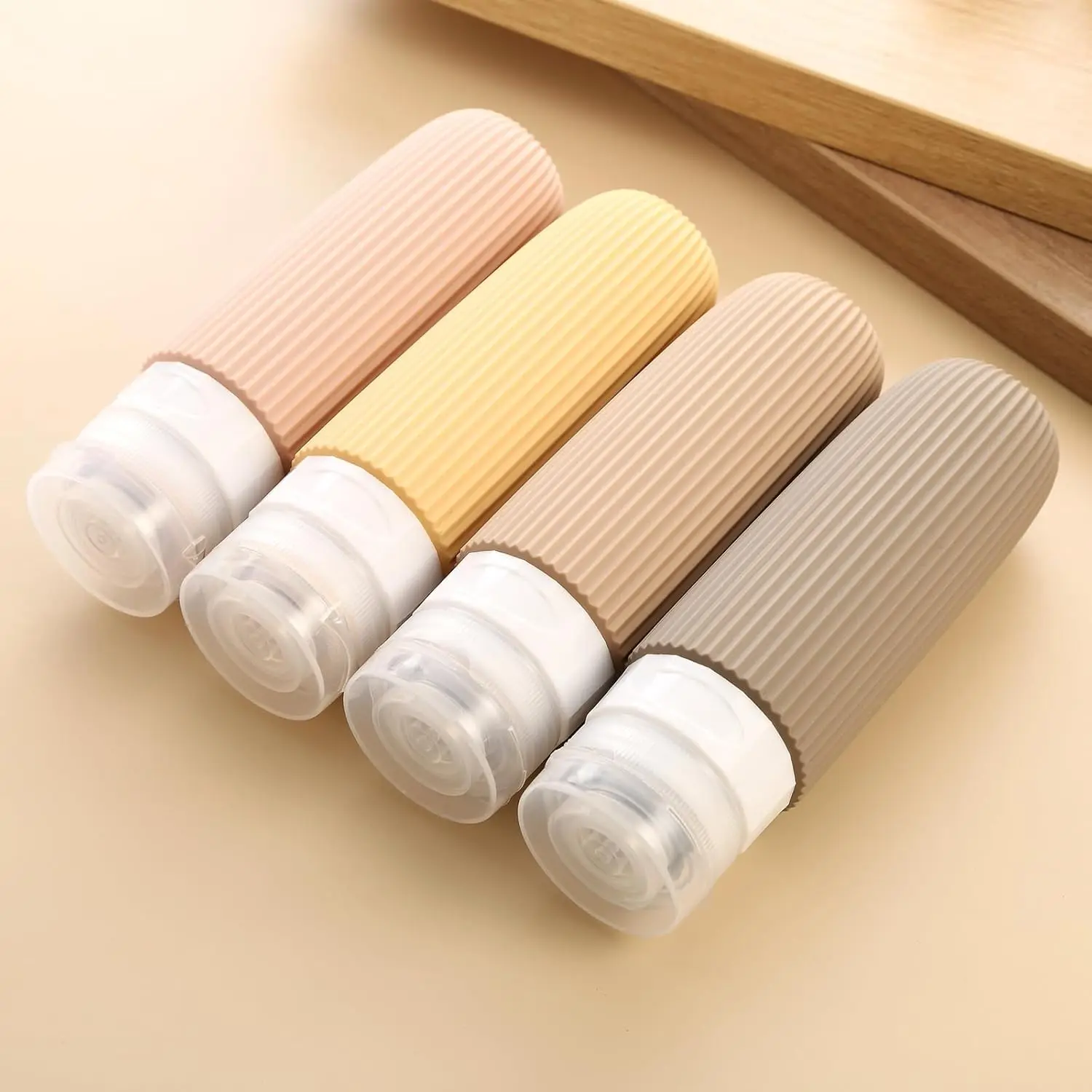 4 Stück auslaufsichere, zusammendrückbare Silikon-Reisegröße ConTravel-Flaschen für Toilettenartikel, zugelassene tragbare 3-Unzen-Reiseflaschen