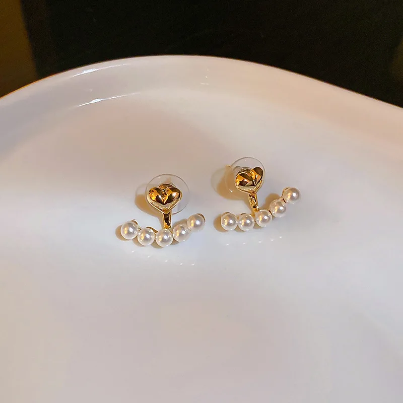 Orecchini a bottone con perle finte di lusso leggero Orecchini a bottone a forma di cuore dolce per le donne Regalo di gioielli da sposa per feste di moda