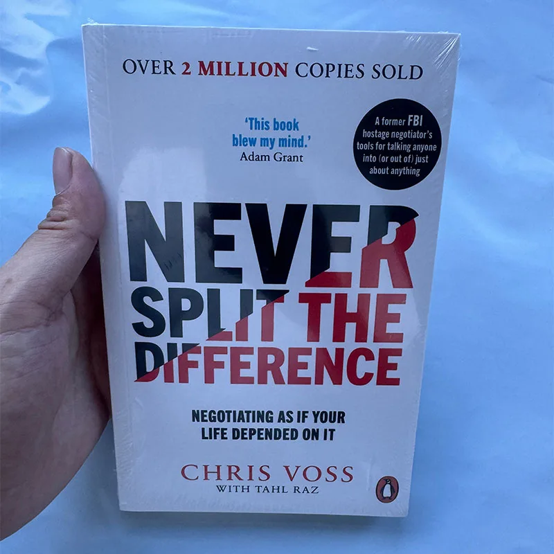 Nunca divide la diferencia de Chris Voss Negociación como si tu vida se depende de ello Libro de bolsillo en inglés
