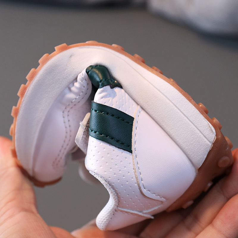 Buty dziecięce dla chłopca 2022, modne dziewczęce miękkie tenisówki sportowe do biegania Tenis dziecięce płaskie codzienne dziecięce maluchy odkryte trampki buty