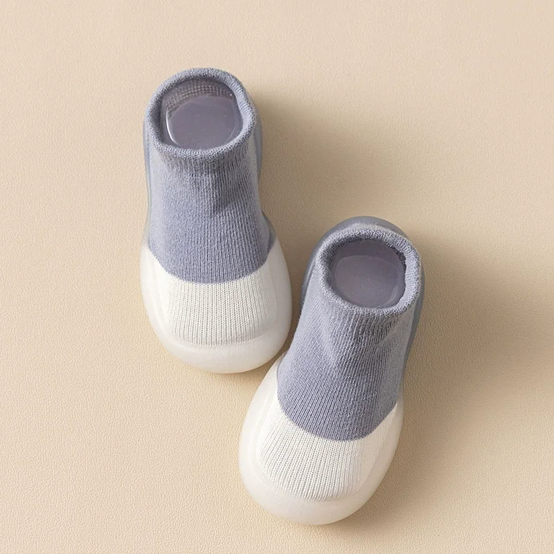 2025 Autunno Nuovi Bambini Color Block Calzini antiscivolo Scarpe Indoor Baby Walker Calzini Scarpe da pavimento antiscivolo per i più piccoli