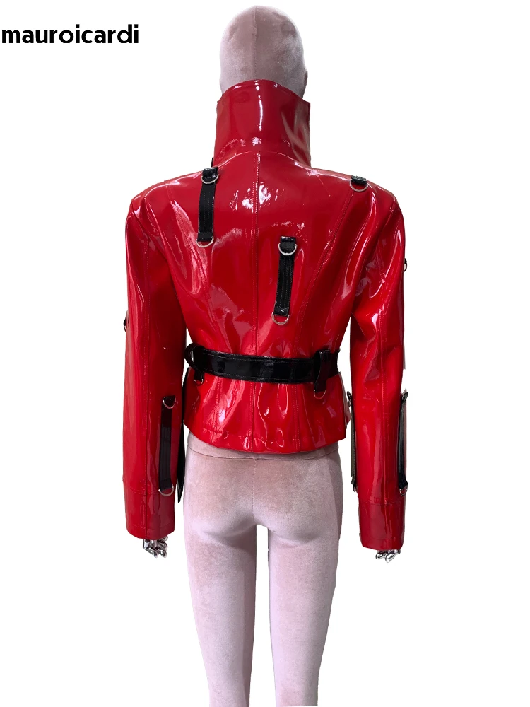Mauroicardi Herbst Kurze Rot und Schwarz Farbblock Glänzende Reflektierende Patent Kunstleder Jacke Frauen Luxus Designer Emo Kleidung