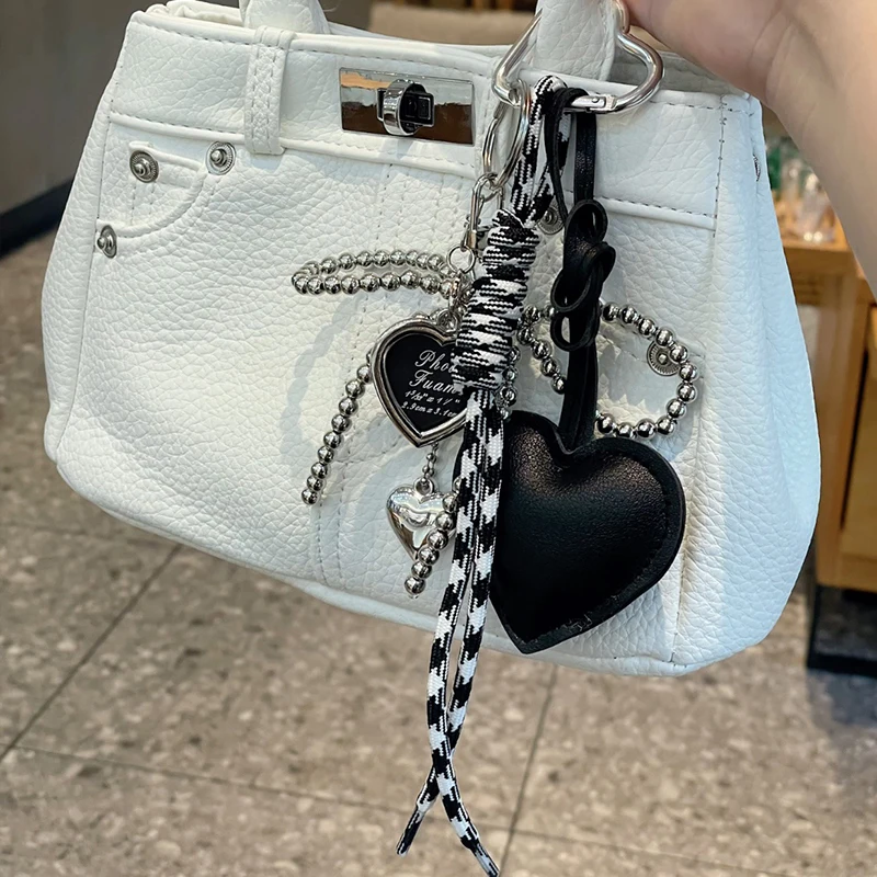 Portachiavi con fiocco a forma di cuore in pelle alla moda Portachiavi con perline delicate Portachiavi per auto Decorazione con ciondolo per borsa per regalo per ragazze