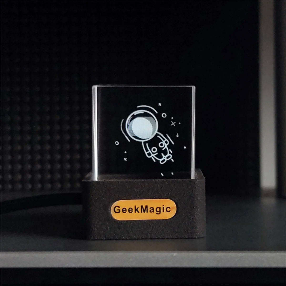 GeekMagic Crystal Cube Фотодисплей Голографическая настольная умная метеостанция Цифровые часы с ПОДАРОК Анимационный альбом XQ