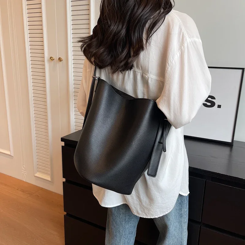 レトロなレザーショルダーバッグ,女性用,単色,小,デザイナー,韓国ファッション,2023