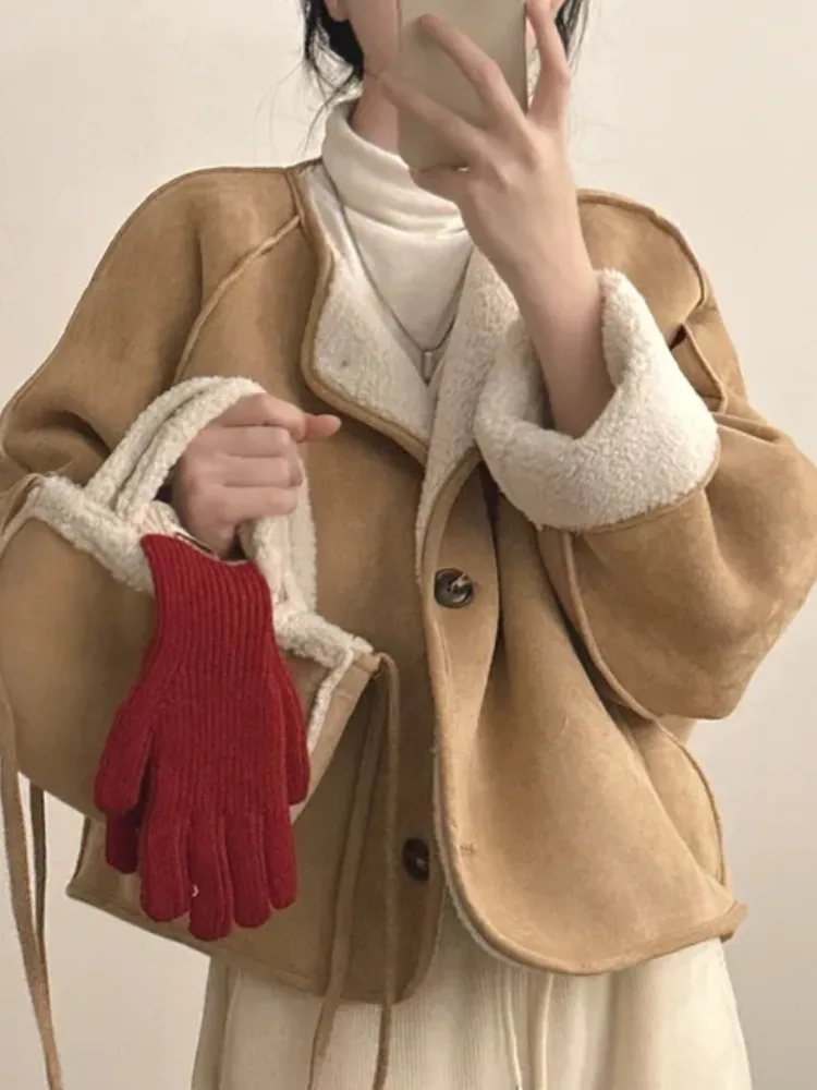 Jaqueta Fena de Couro com Pele de Cordeiro Inteada, Estilo Solto, Quente e E para Outono/Inverno, com Bolsa – Te...