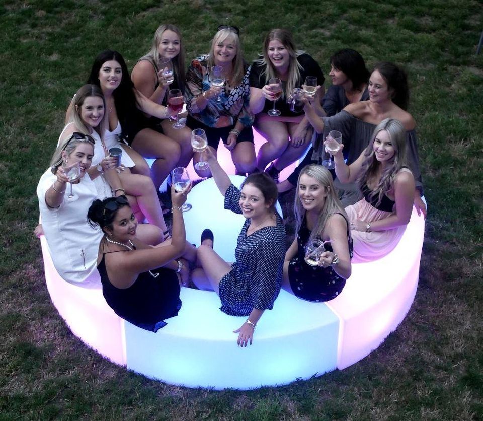 Beliebte Hocker LED leuchtende Stuhl Bar gebogen Sofa Anzug wasserdichte Pe Kunststoff Möbel (ein Set müssen 6 Schnitt teile bestellen)