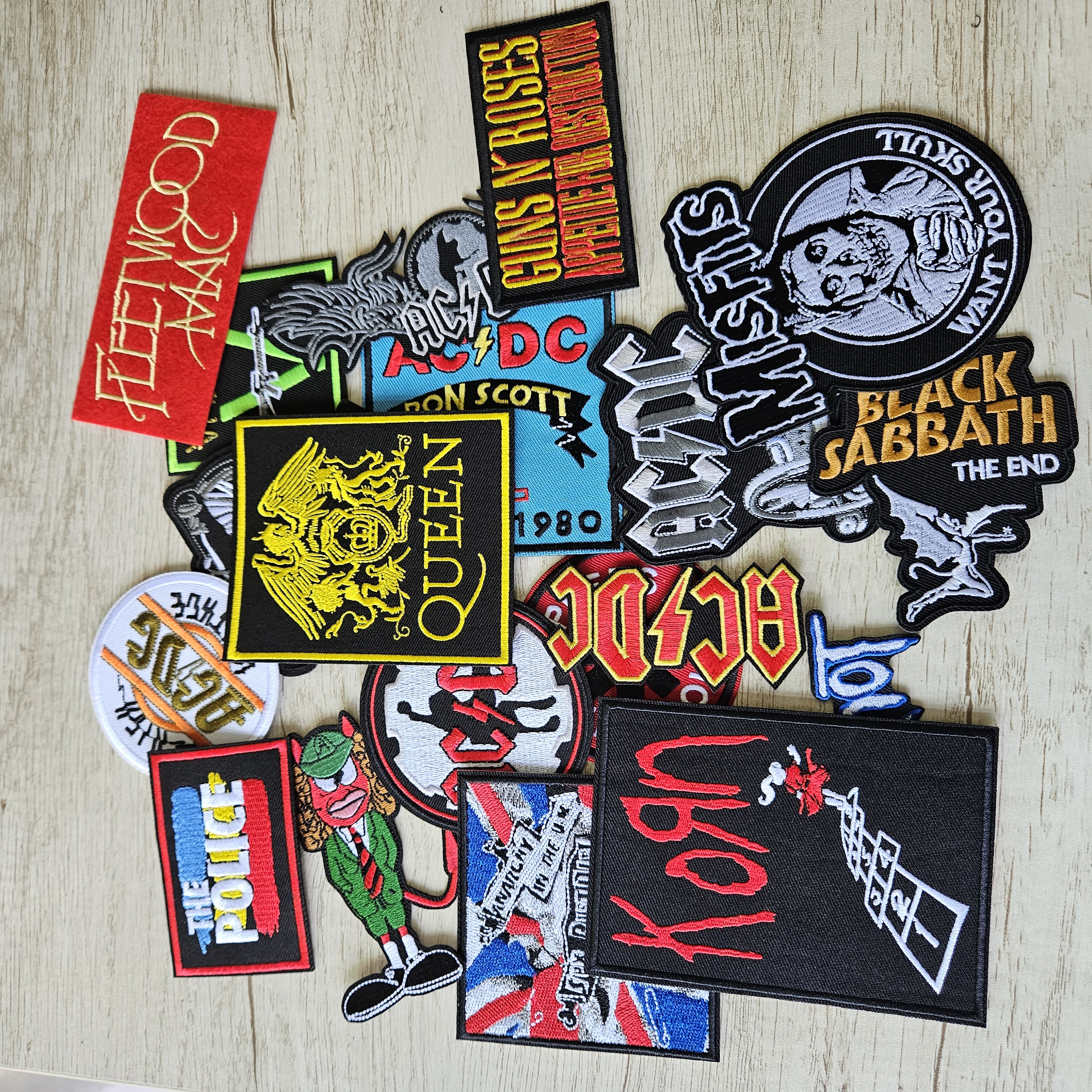 50 unids/lote, parches para ropa con logotipo personalizado, banda DIY para ropa, bordado, apliques de música Punk, pegatina para planchar, suministros de costura, insignia para sombrero