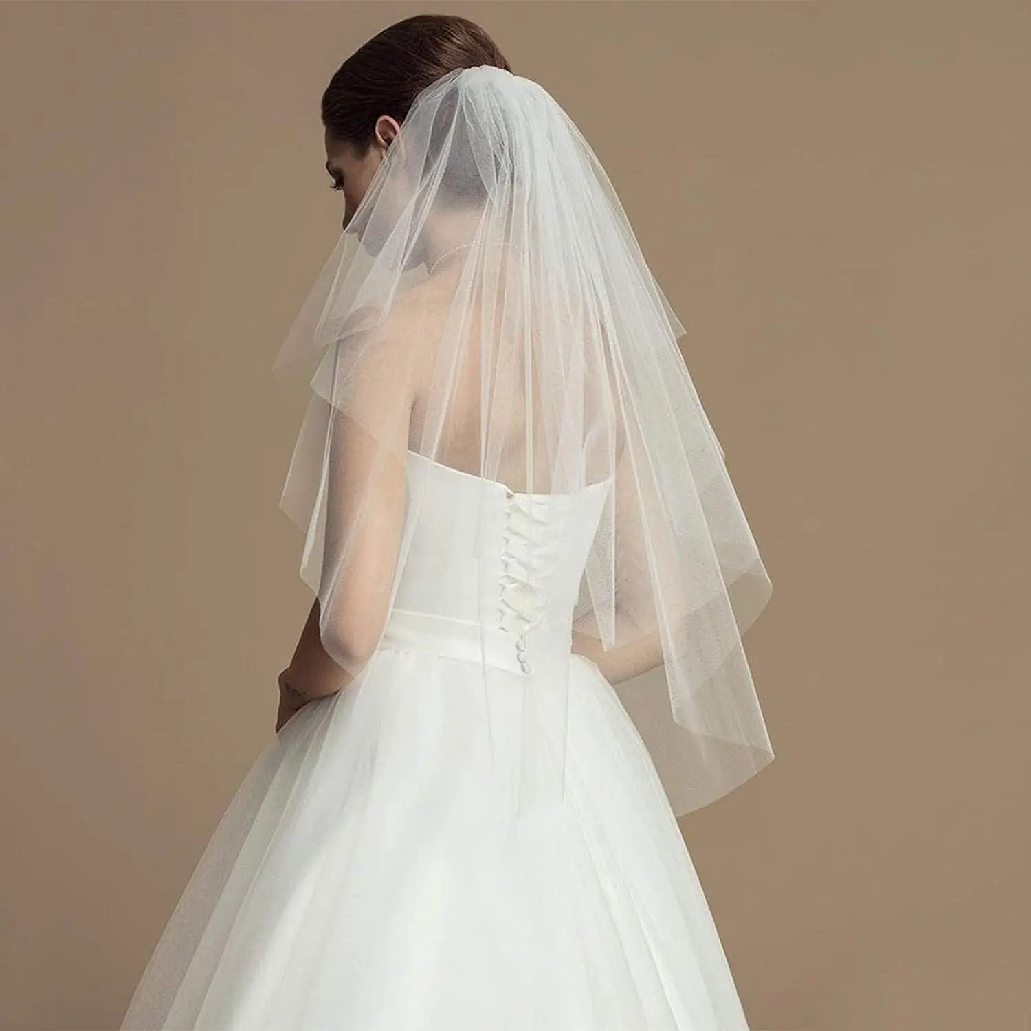 2 ชั้นสีขาวงาช้างเจ้าสาวผ้าคลุมหน้างานแต่งงานสั้นปลายนิ้วเจ้าสาวTulle Veilด้วยหวีและตัดขอบVelos De Novia Largos