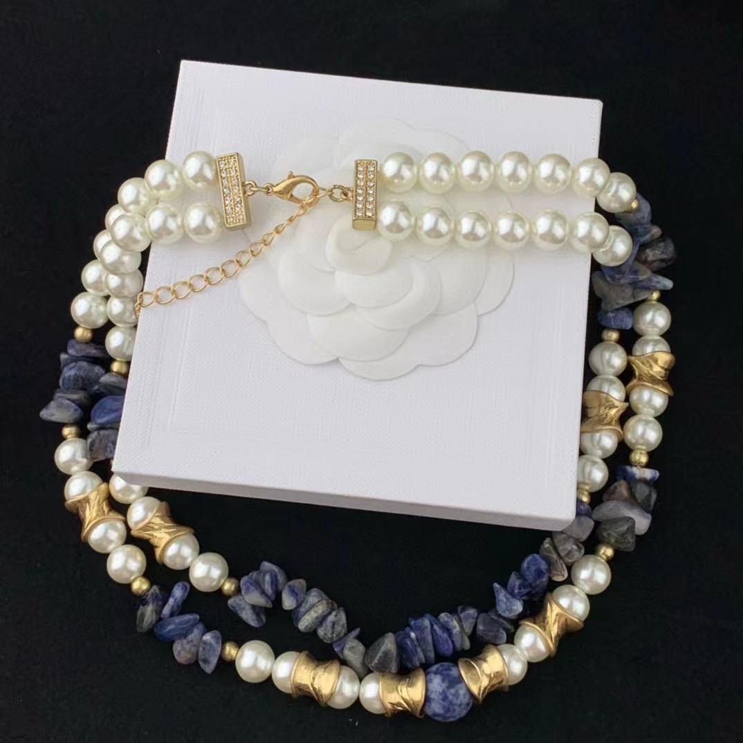 Женское колье ручной работы с бусинами и жемчугом