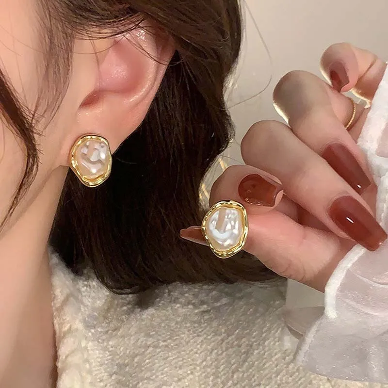 Pendientes geométricos irregulares redondos de perlas de Metal para mujer, pendientes con personalidad de estilo minimalista, regalo de joyería de moda 2025