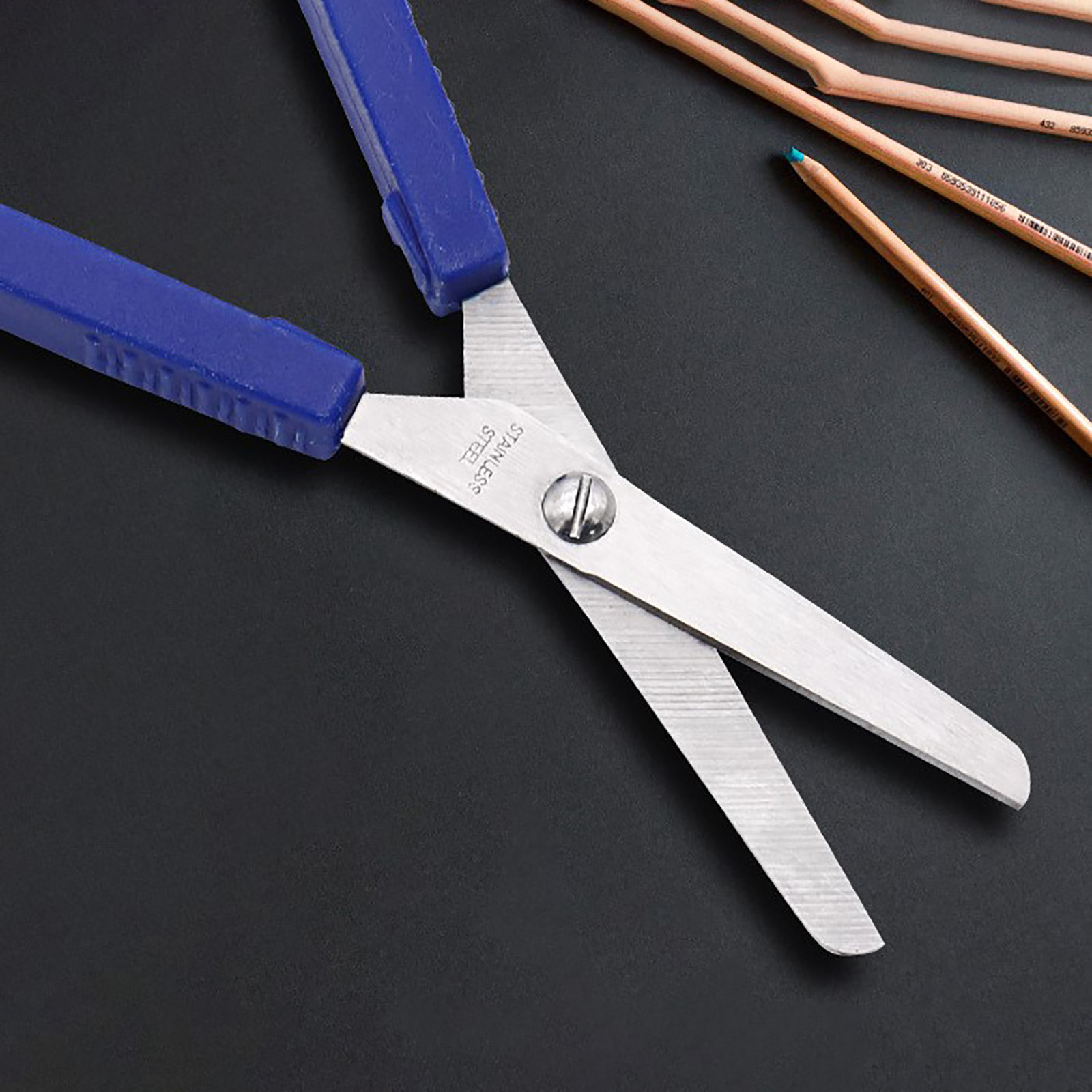 1 stücke neue Mini-Edelstahl-Schlaufen schere adaptives Design bunte Griffs chere DIY Kunst handwerk Schneidwerk zeug Tijeras Runds ch reiben