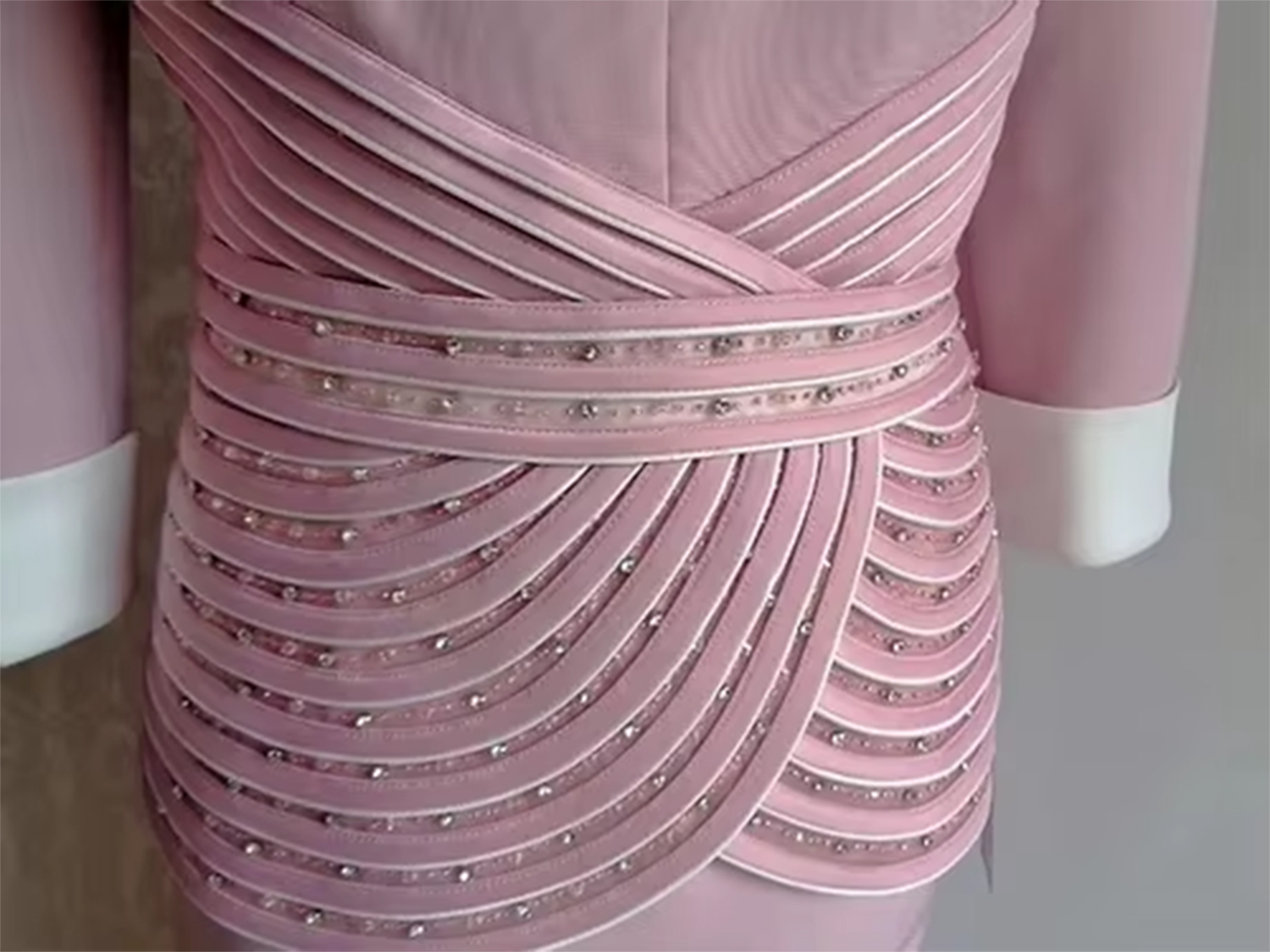 Conjunto profissional de vestido de noiva e saia rosa para casamento