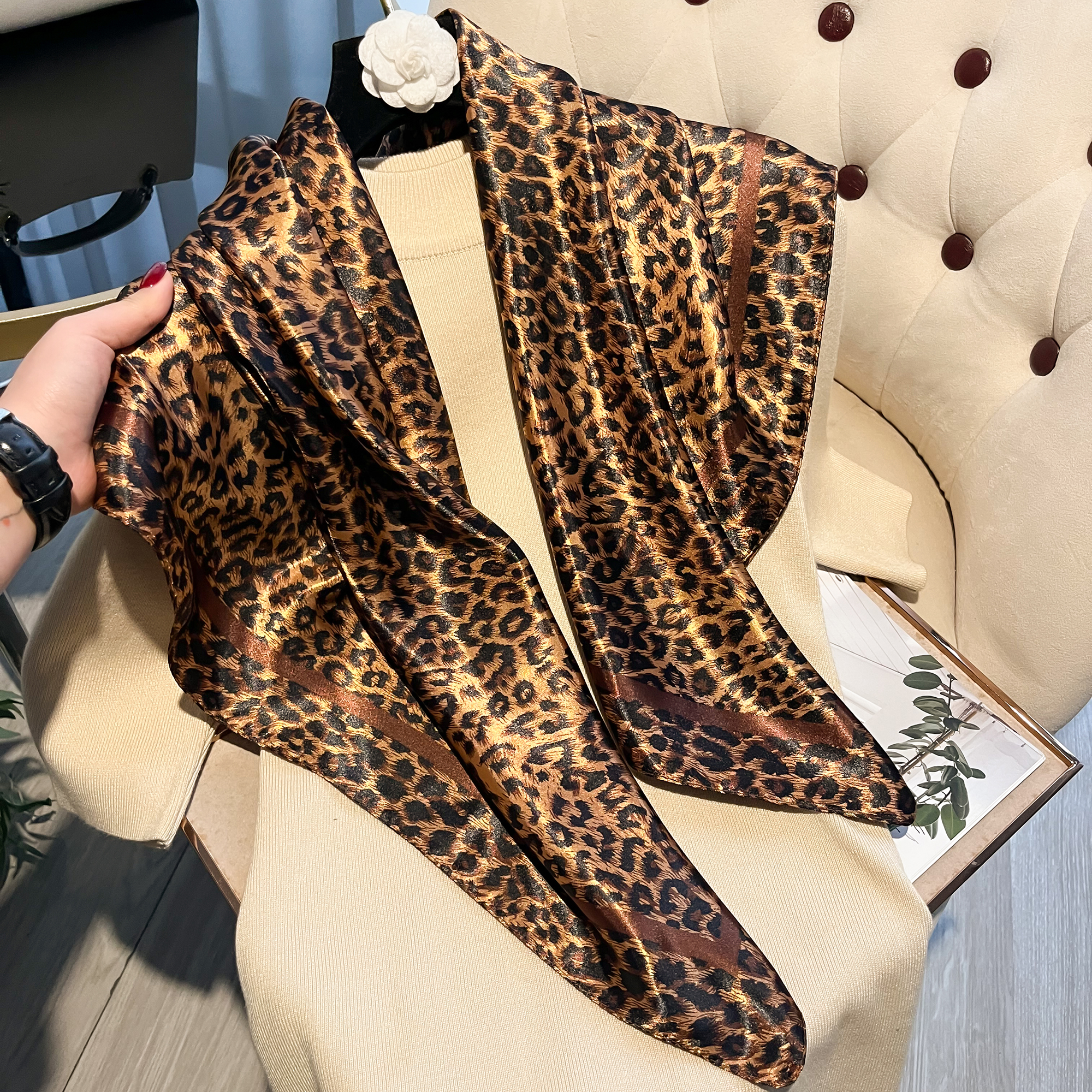 Nova marca de luxo leopardo impressão bandana cachecol moda feminina seda cetim faixa de cabelo saco de pulso bandana neckerhicef xale envoltórios